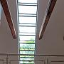 Eine Dach-Lamellenverglasung belichtet die komplette Galerie